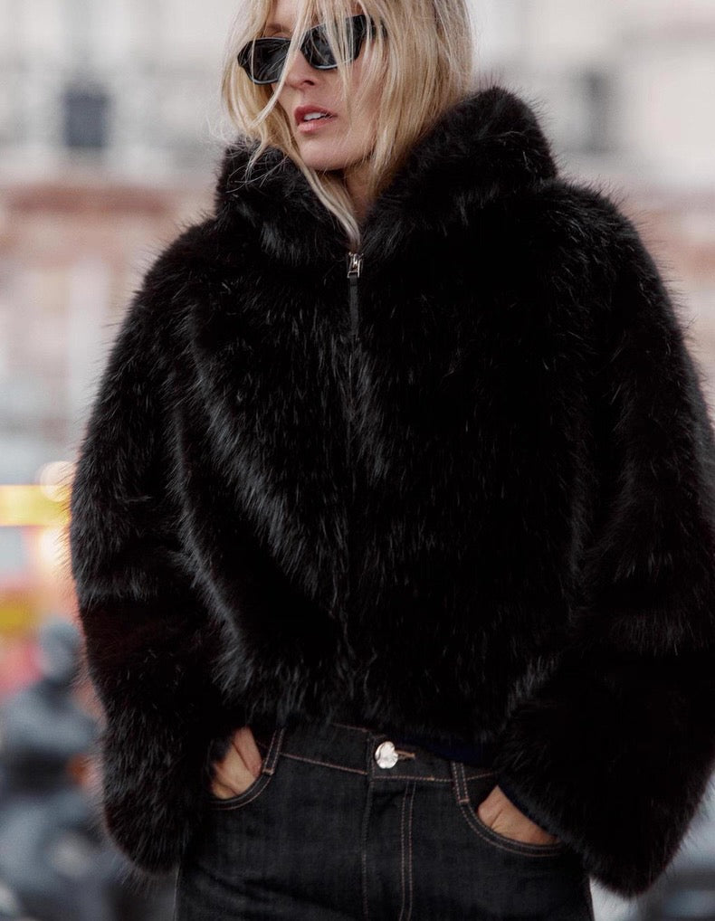 Short black faux fur hooded jacket /Бэлэн/